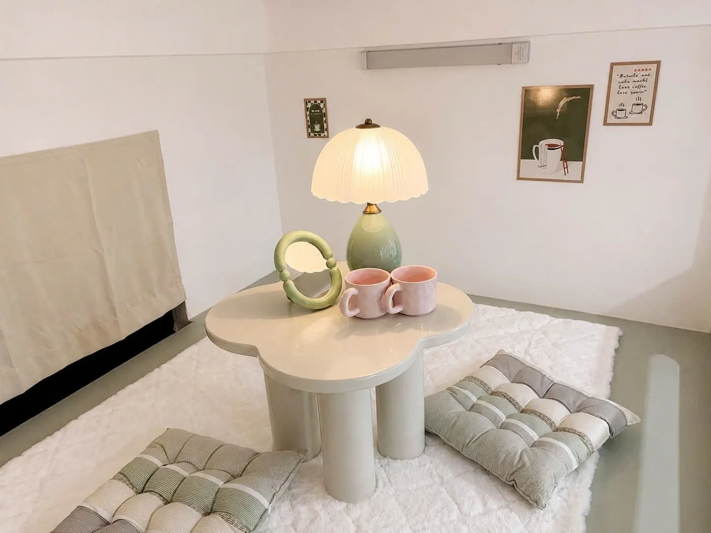 Góc bàn mây và đèn trong phòng Quan Nhân 602