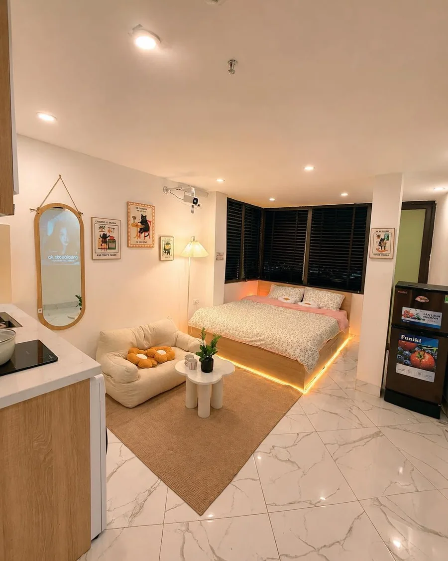 Phòng Trường Chinh 701: studio sàn đá trắng, sofa lười, đèn cây